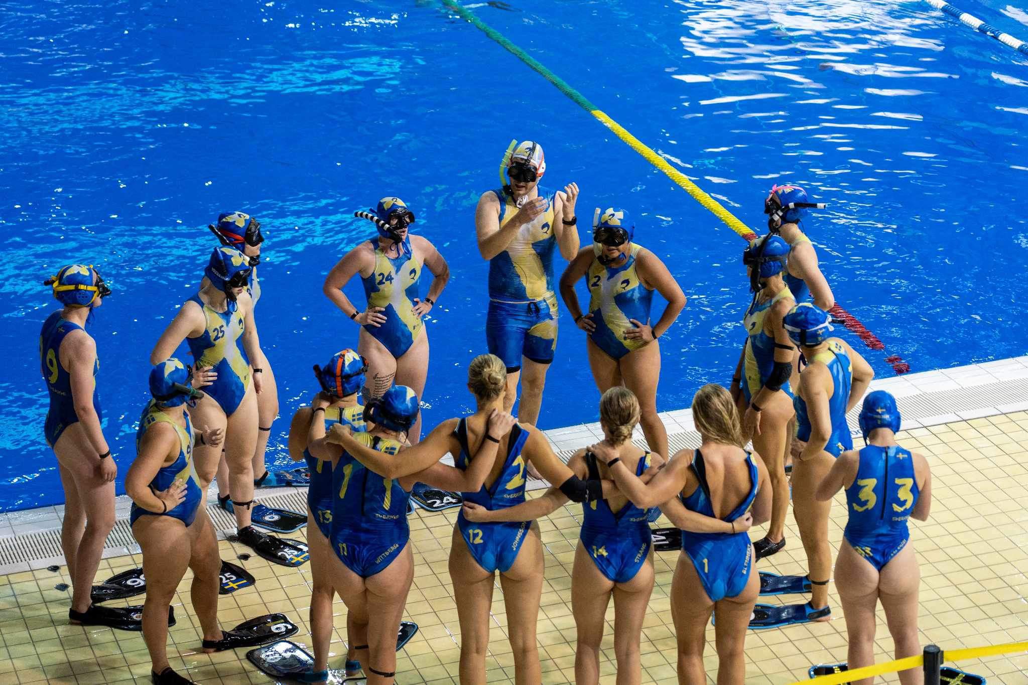 Landslaget samlat vid bassängkanten inför match i VM 2023